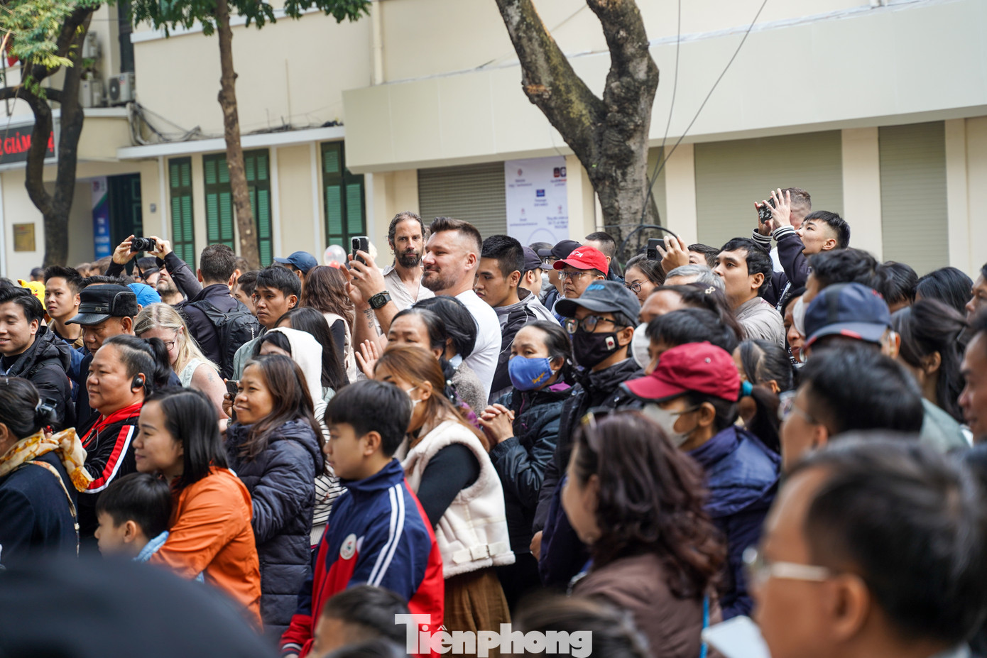 Nhiều khách nước ngoài tỏ ra thích thú trước những màn biểu diễn của đoàn quân nhạc.