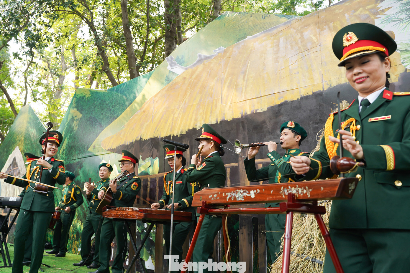 Đoàn quân nhạc có những tiết mục ấn tượng, mang đến cho khán giả những giai điệu lúc thì hùng tráng, lúc lại da diết, mang đậm bản sắc văn hóa dân tộc Việt Nam.