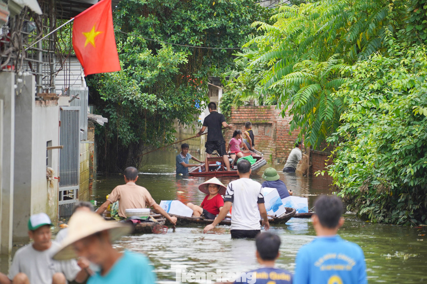 Chiều ngày 2/8, tại thôn Nhân Lý (xã Nam Phương Tiến, huyện Chương Mỹ) mực nước đã giảm so với những ngày trước nhưng người dân vẫn phải di chuyển bằng thuyền.