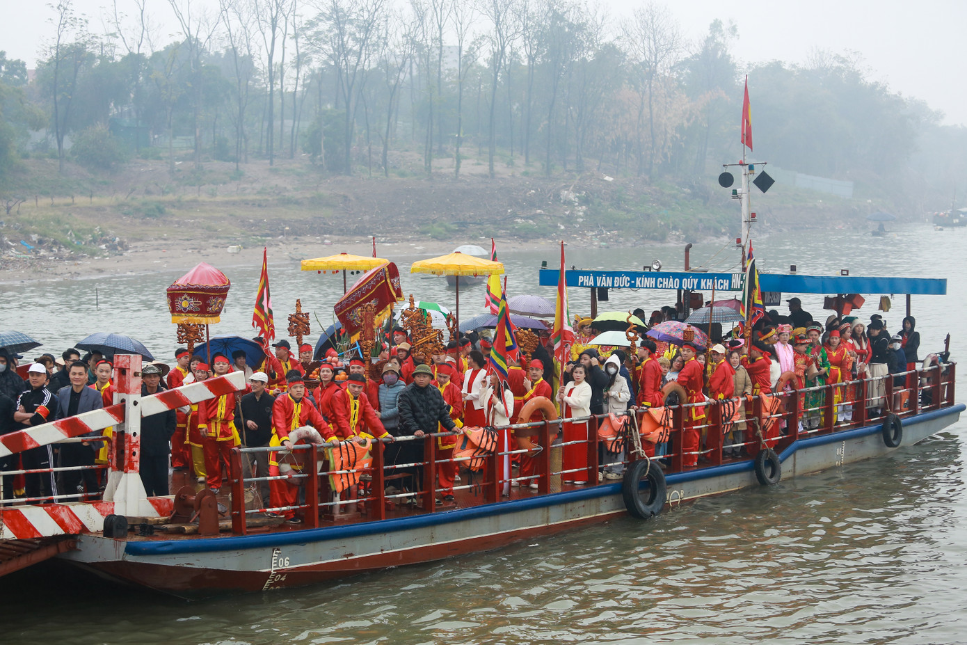 Ông Nguyễn Hoàng Tùng - Đại diện Ban Tổ chức lễ hội truyền thống làng Kim Lan cho biết: "Có 3 chiếc thuyền chở người, kiệu đi một vòng trên sông Hồng quanh địa phận thuyền lệnh sẽ đi đầu để thực hiện lễ cúng và múc nước."