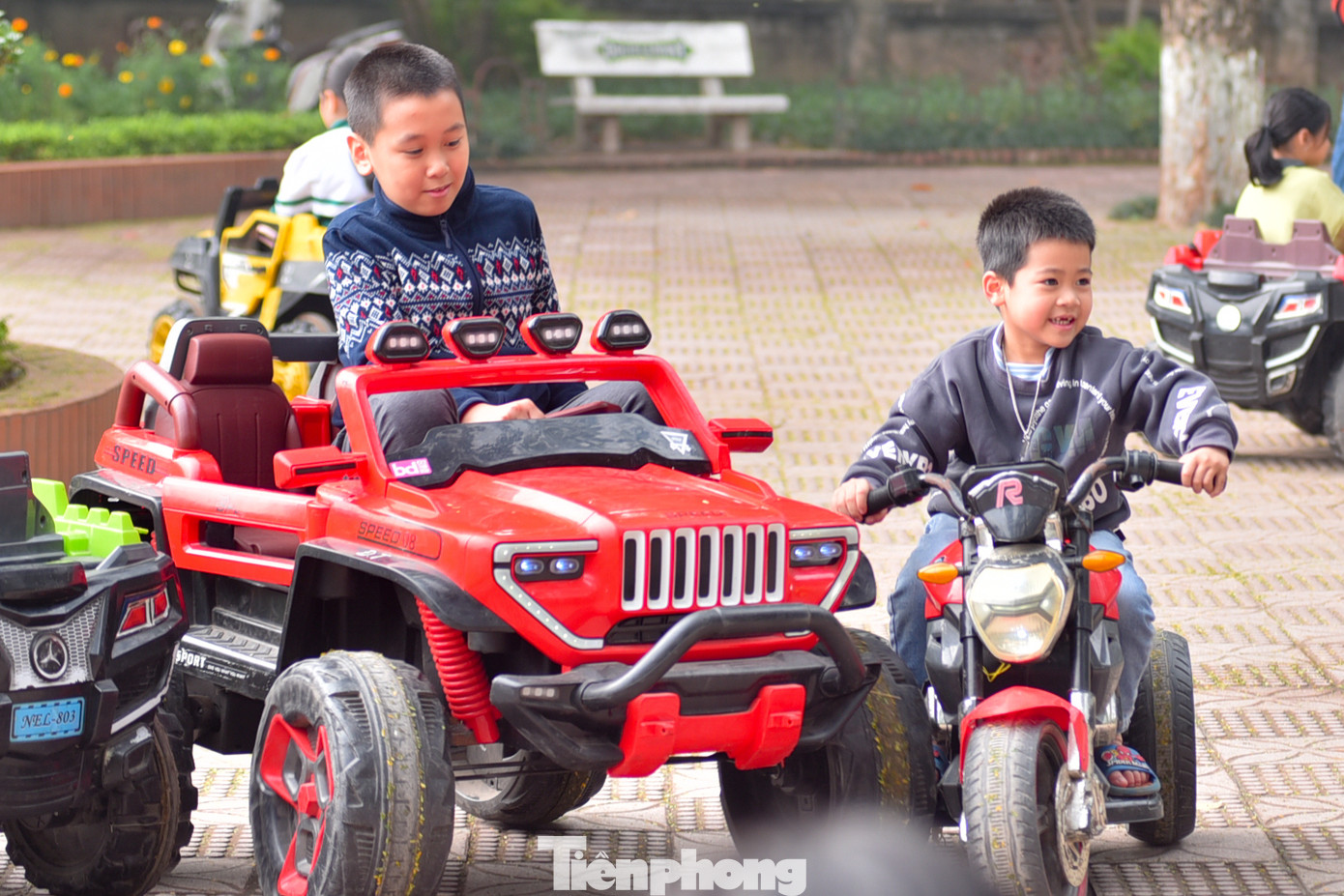 Các em nhỏ thích thú chơi với các trò chơi ngoài trời, cho các con thú ăn. Các em nhỏ thích thú chơi với các trò chơi ngoài trời, cho các con thú ăn.