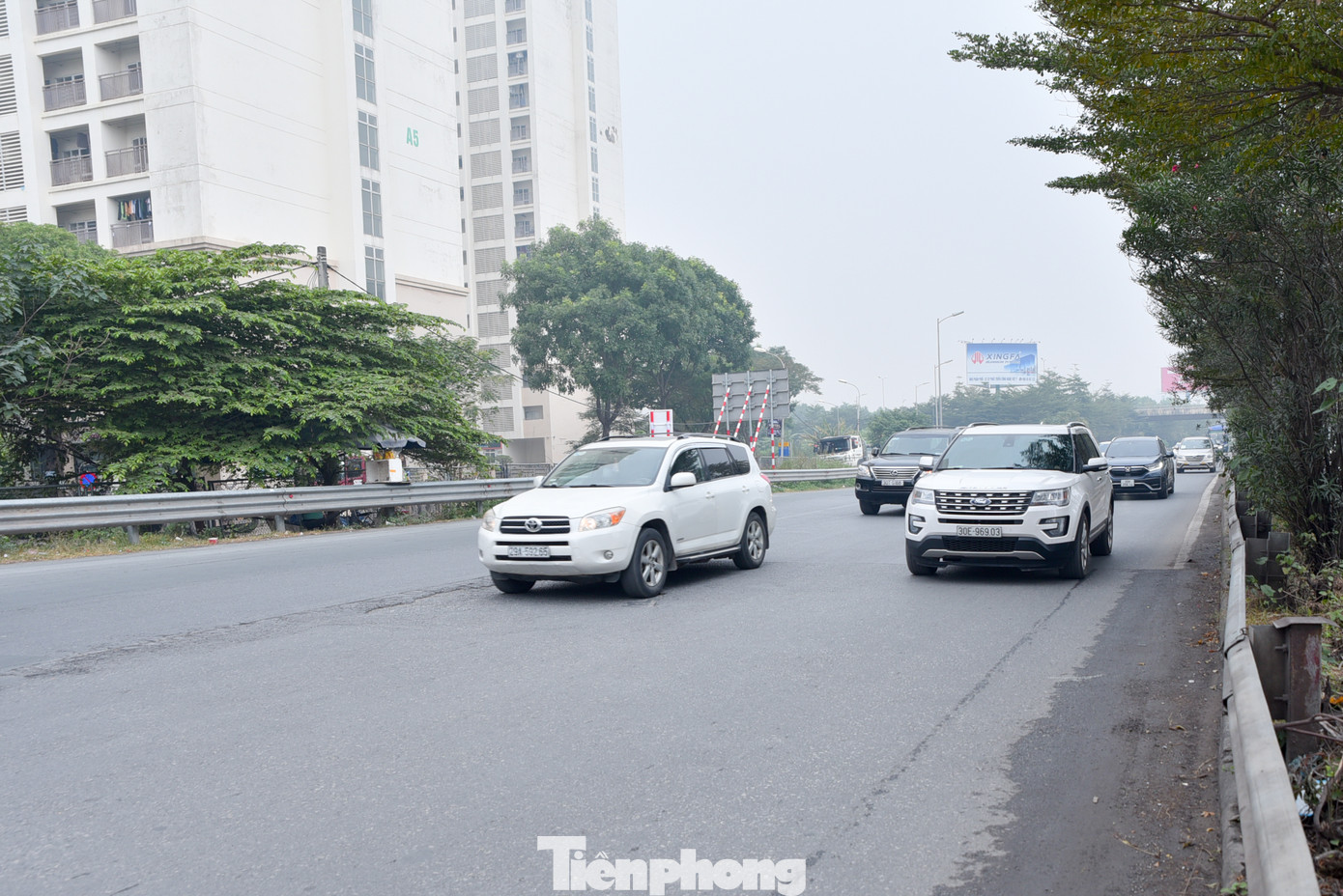 Nhiều người chọn về quê muộn để không vướng vào cảnh tắc đường, kẹt xe.