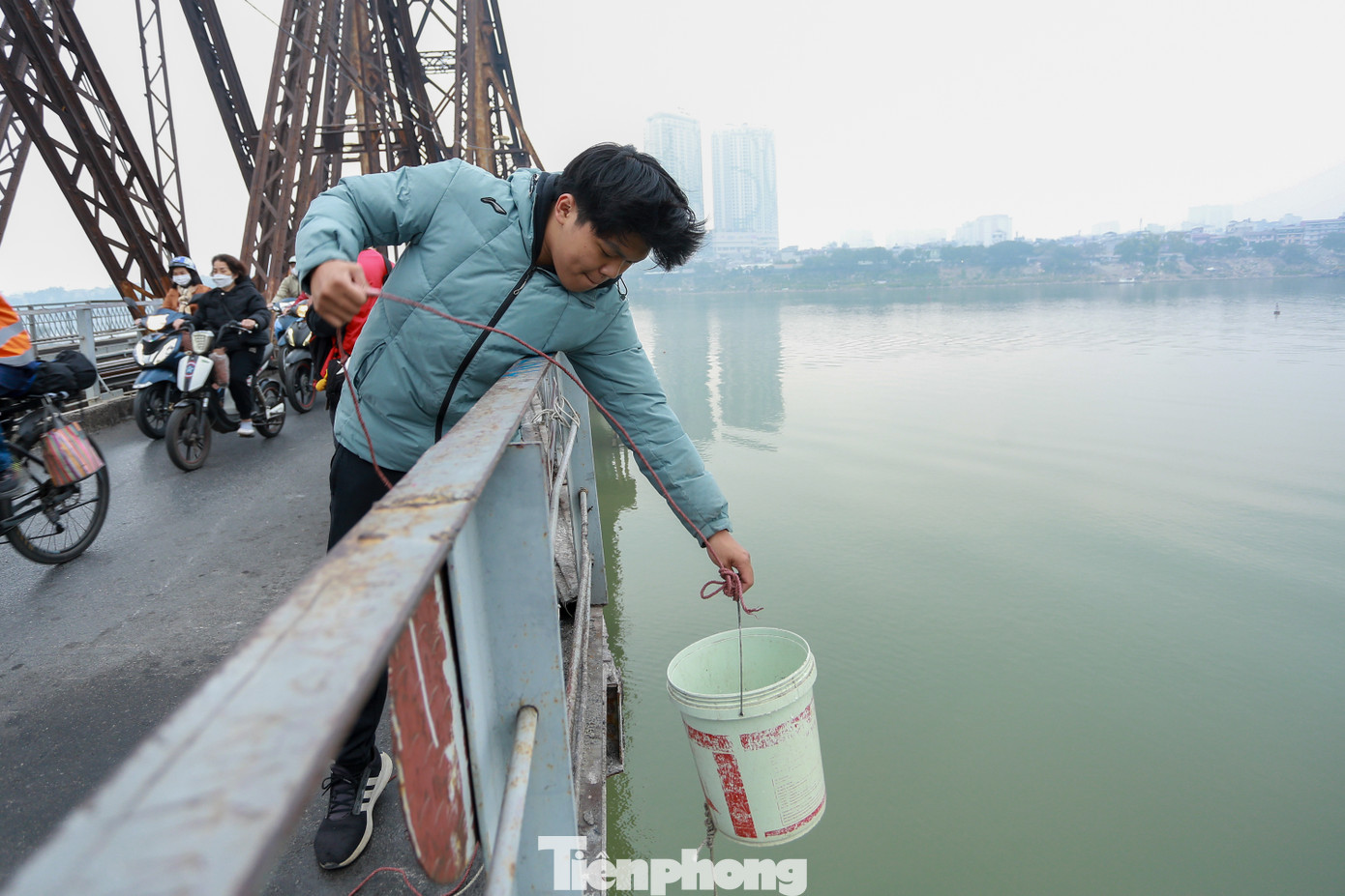 Nhiều người đã gửi gắm việc thả cá tới tay thành viên trong nhóm bằng cách đưa cá vào xô nhựa rồi thả dây từ mặt cầu Long Biên đưa xuống sát mặt nước sông Hồng.