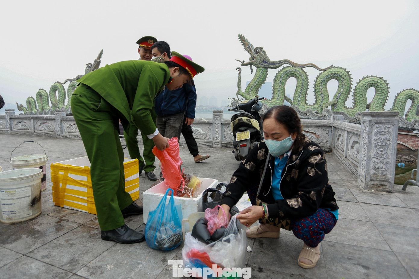 Tại các ao, hồ khu vực nội thành Hà Nội đều có các chiến sĩ cảnh sát, dân phòng túc trực hỗ trợ người dân thả cá văn minh, không gây ô nhiễm môi trường.