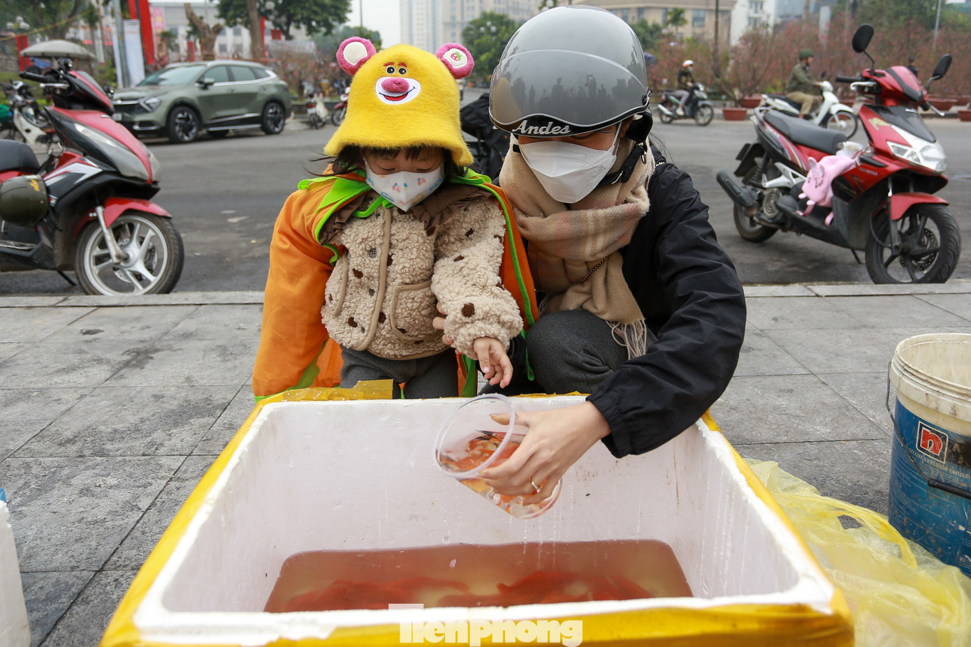 Anh Thư (6 tuổi) cùng mẹ đi thả cá. "Thư rất ham học hỏi, tôi cho cháu đi được trải nghiệm và hiểu hơn về văn hoá dân tộc Việt Nam", chị Tuyền cho hay.