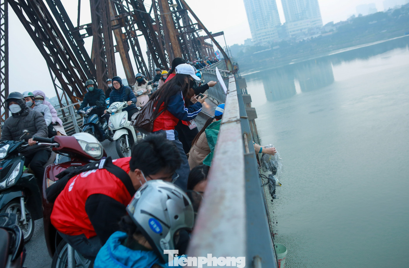 Như thường lệ, tới ngày tiễn ông Táo về trời, nhiều bạn trẻ đã có mặt tại Cầu Long Biên với những banner, biểu ngữ tuyên truyền vận động người dân "Thả cá đừng thả túi nilon" để bảo vệ môi trường.