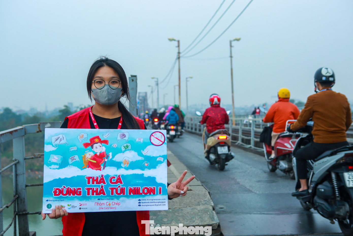 Như thường lệ, tới ngày tiễn ông Táo về trời, nhiều bạn trẻ đã có mặt tại Cầu Long Biên với những banner, biểu ngữ tuyên truyền vận động người dân "Thả cá đừng thả túi nilon" để bảo vệ môi trường.