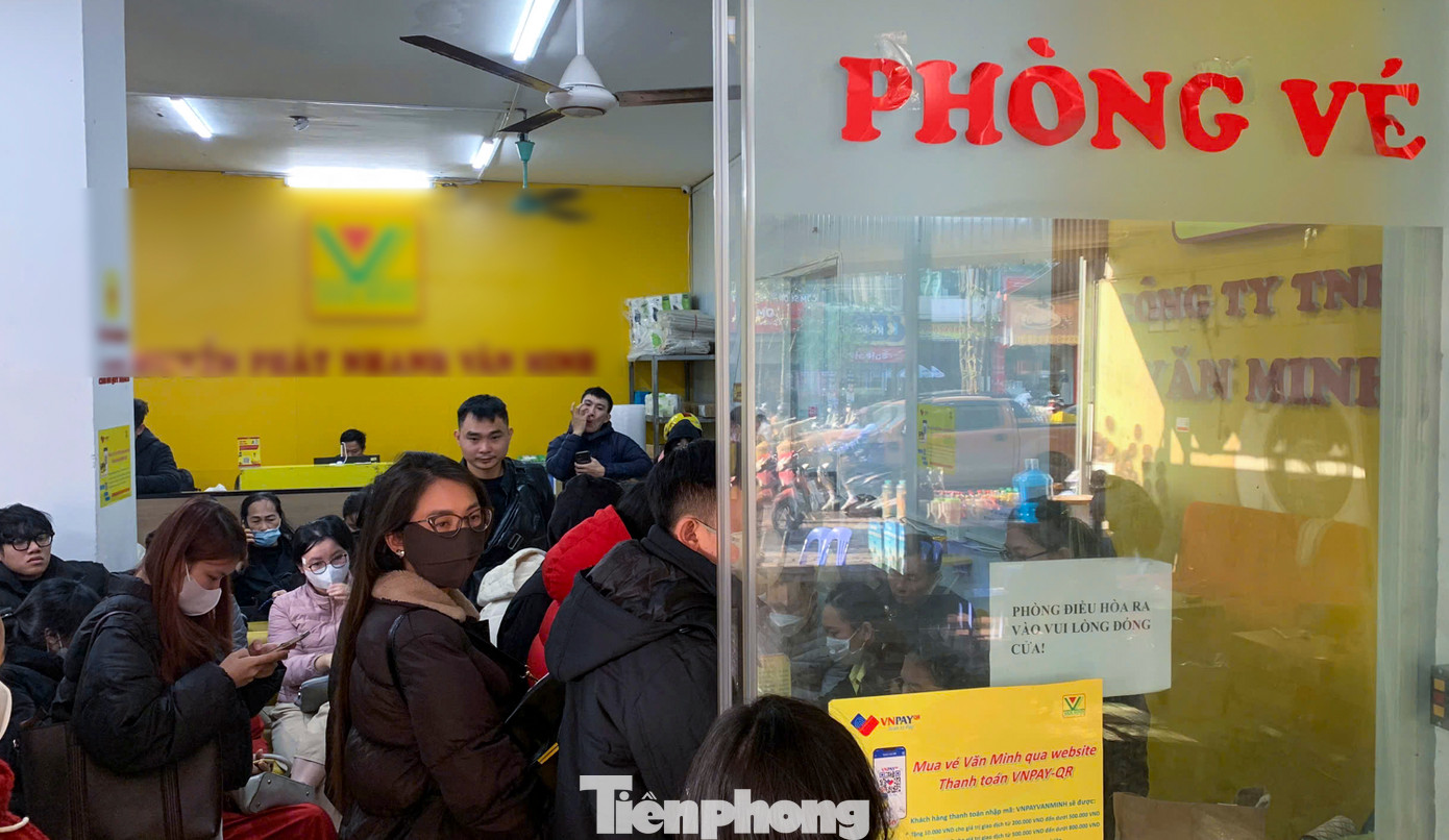 Tại một nhà xe trên đường Trần Bình (quận Cầu Giấy), sáng 18/12 có rất đông hành khách xếp hàng chờ mua vé.