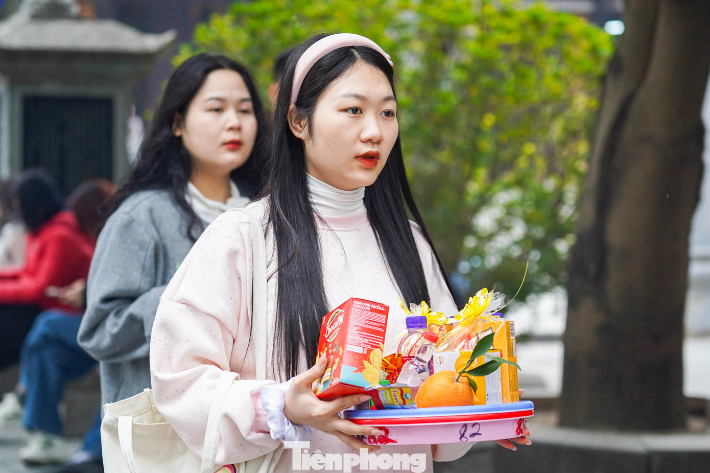 Vượt 30km từ Sóc Sơn lên chùa Hà để cầu duyên, bạn Vũ Hường cho biết: "Mình mong năm mới sẽ gặp được người như ý, xong việc cầu duyên mình sẽ lên phố đi bộ Hồ Gươm để chờ xem pháo hoa".