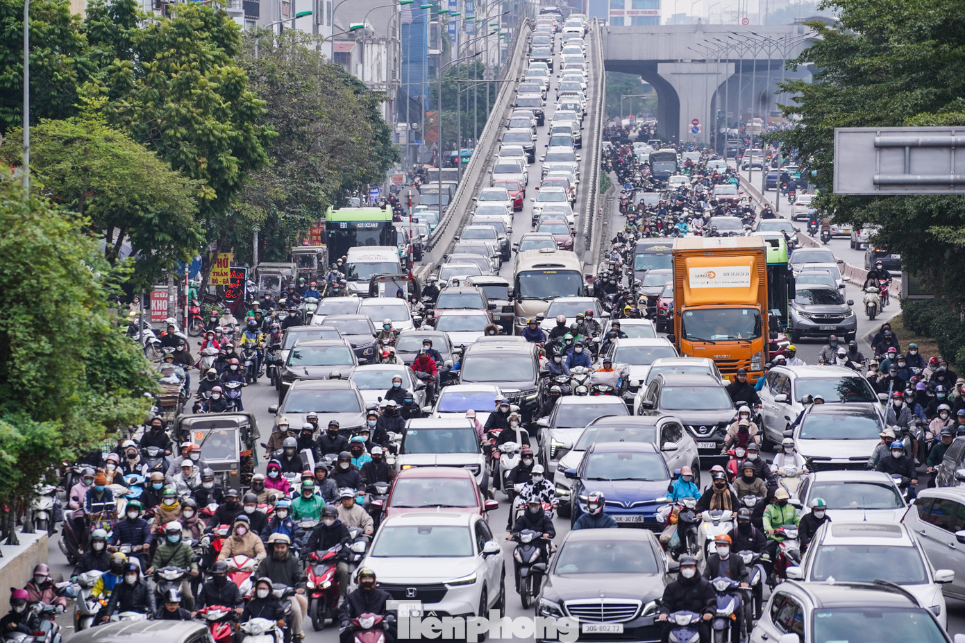 Lúc gần 9h, đường Trường Chinh vẫn ùn tắc, lối xuống Vành đai 2 ô tô nhích từng chút một để di chuyển.
