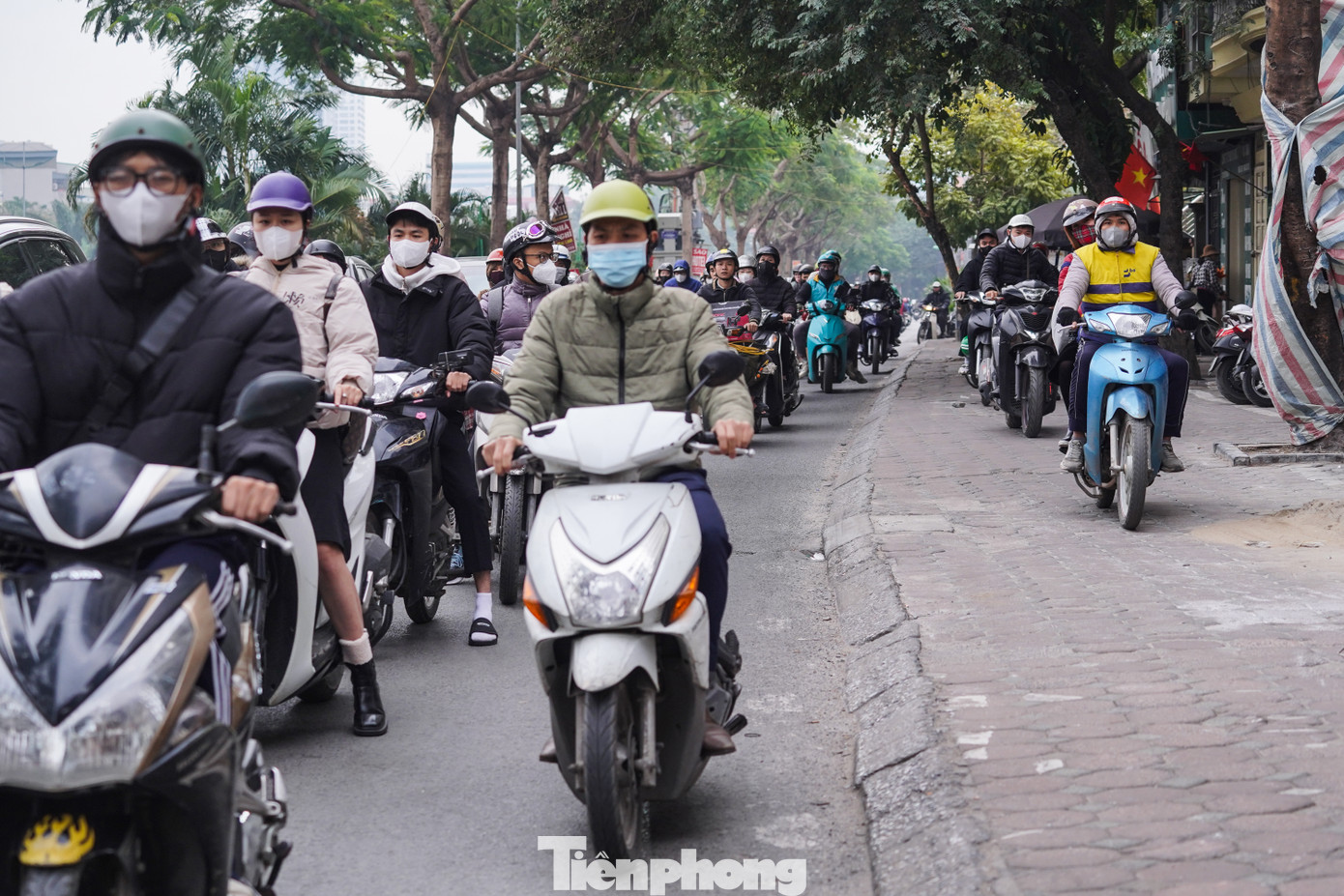 Đường Giáp Nhất (quận Thanh Xuân) là đường 2 chiều, nhưng vào giờ cao điểm, xe máy thường chen chúc trên 1 làn đường, thậm chí lấn cả sang vỉa hè, gây khó khăn cho lưu thông của chiều ngược lại.