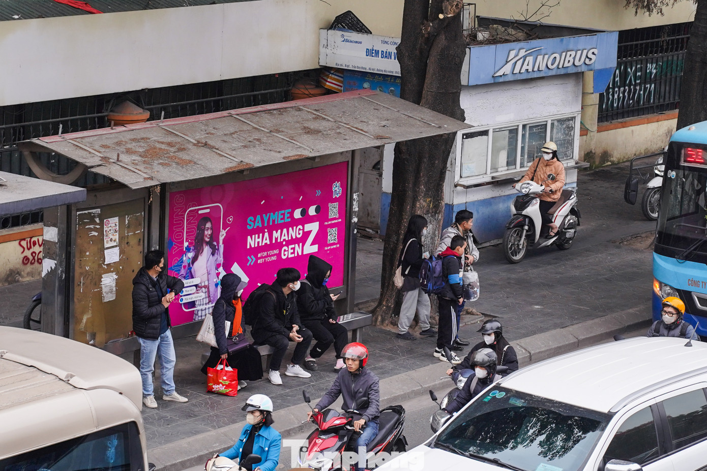 Những người đứng chờ tại các trạm xe buýt phải chờ rất lâu mới có xe đến do tình trạng ùn tắc giờ cao điểm.