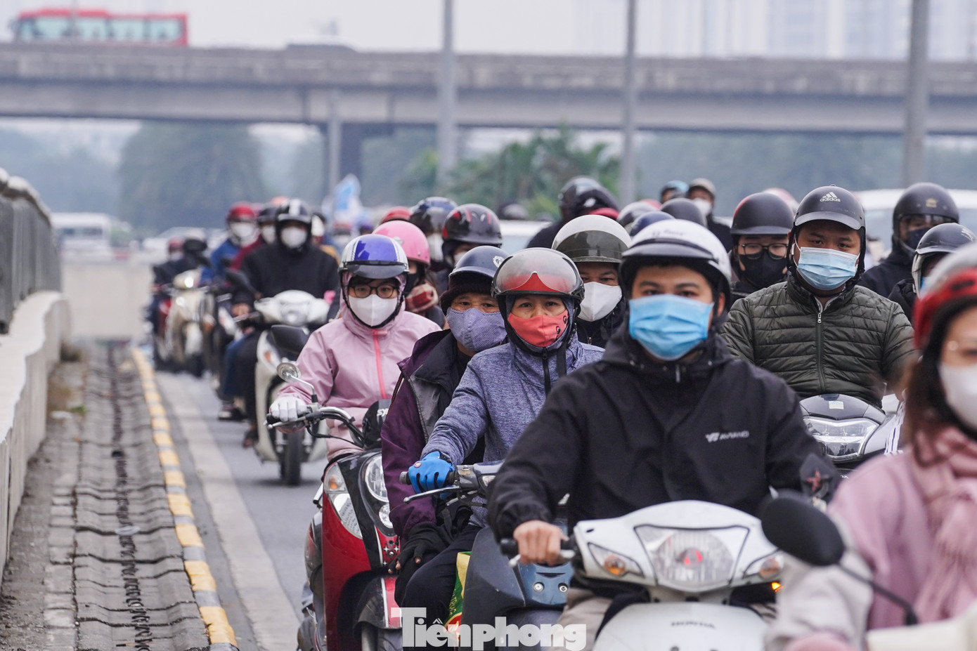 Xe máy nối đuôi nhau tại cầu vượt Trung Hoà lúc 8h30.