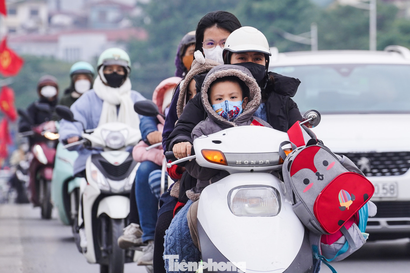 Nhiều người ra đường với những bộ trang phục kín mít để đối phó với không khí lạnh.