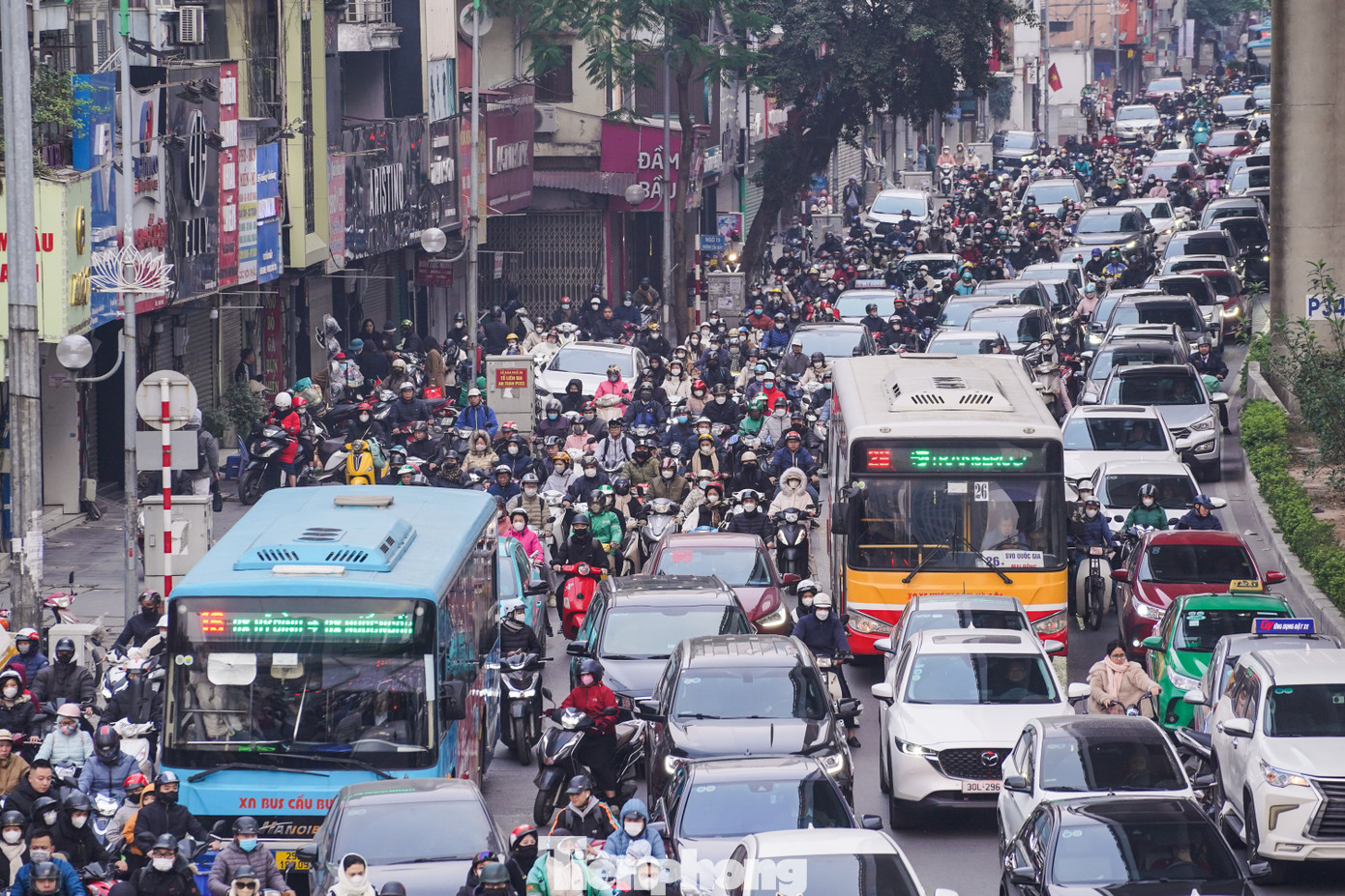 Ghi nhận của Tiền Phong, từ sáng sớm 16/12, Hà Nội trời rét, nhiều tuyến đường phố như Cầu Giấy, Láng, Trần Duy Hưng, Trường Chinh… xảy ra tình trạng ùn tắc kéo dài, các phương tiện di chuyển khó khăn.