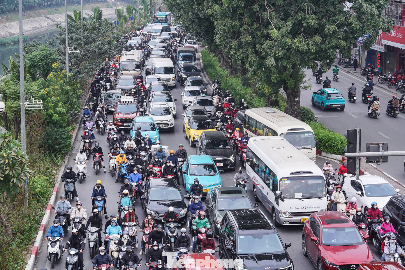 Hàng trăm ô tô, xe máy ken đặc trên đường Láng lúc hơn 8 giờ.