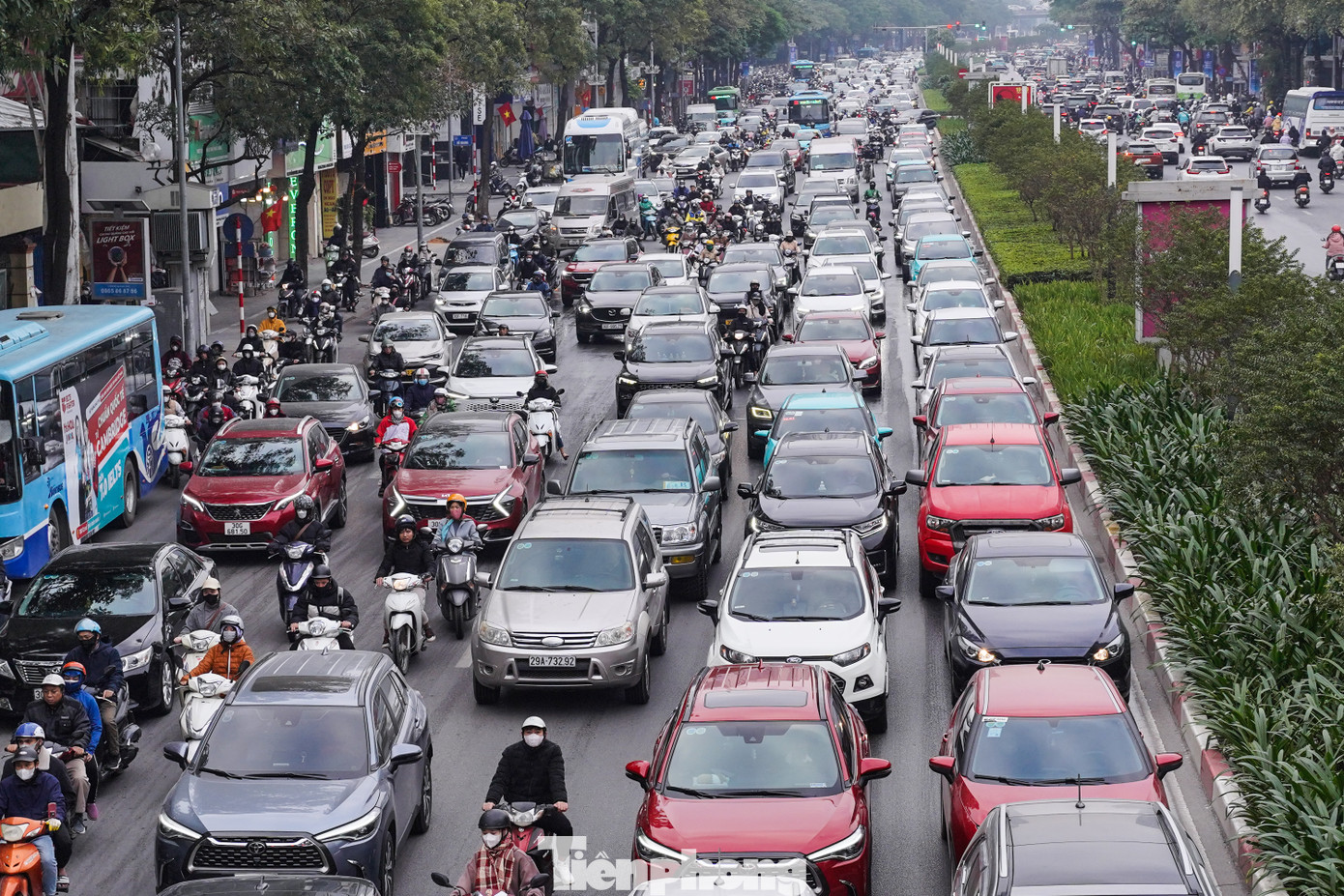 Khung giờ 7h - 8h là thời gian cao điểm người dân đi làm, đưa con đi học. Sáng đầu tuần, Hà Nội trời lạnh nên nhu cầu sử dụng ô tô cá nhân tăng cao hơn bình thường.