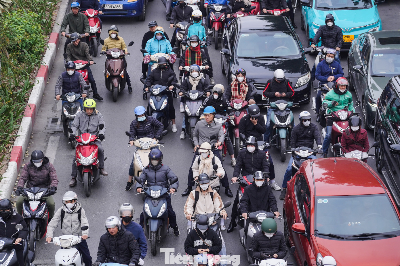 "Ngày đầu tuần trời rét cùng với việc tắc đường khiến tôi di chuyển khá khó khăn đến nơi làm việc", anh Minh Hoàng (quận Thanh Xuân) cho biết.