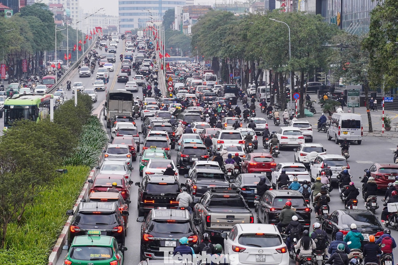 Cầu Vượt Nguyễn Chí Thanh thời điểm 8 giờ đông kín phương tiện hướng về trung tâm thành phố.