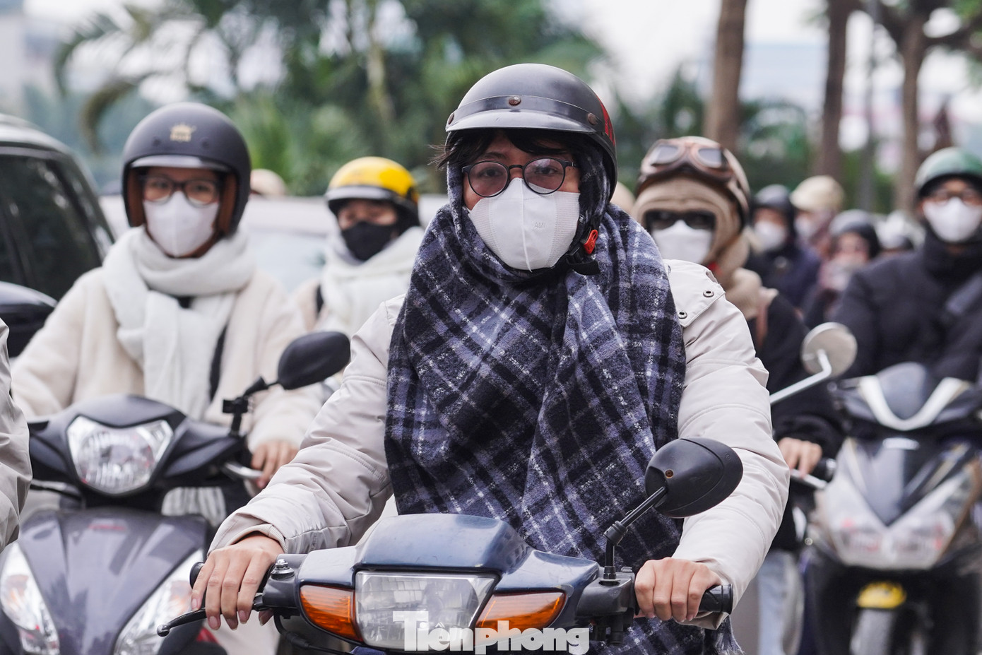 Sáng nay (16/12), không khí lạnh tiếp tục ảnh hưởng tại Hà Nội, nhiệt độ ở mức 11 - 14 độ C.