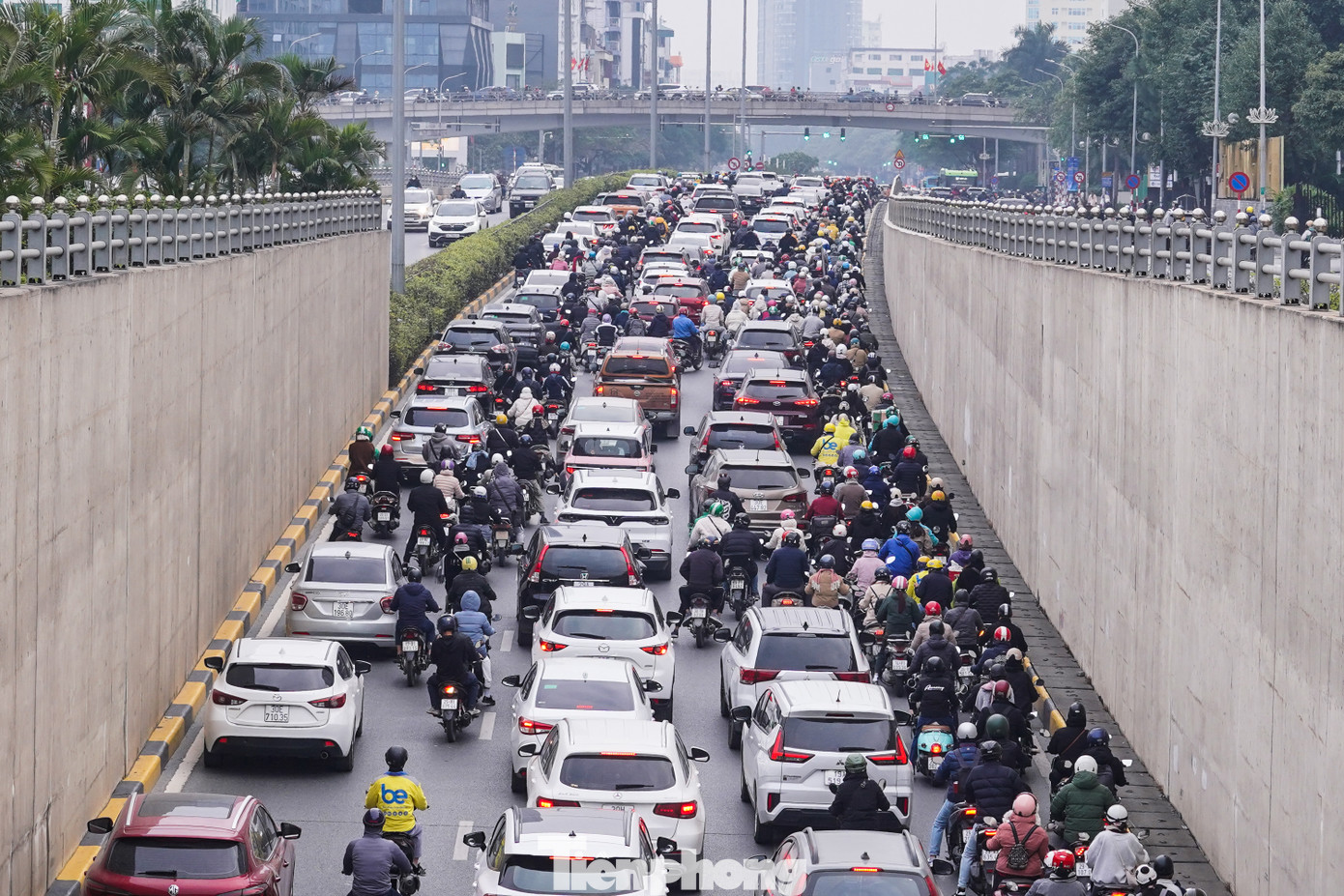 Cầu vượt Trung Hoà (quận Cầu Giấy) ùn tắc kéo dài hướng về đường Trần Duy Hưng.