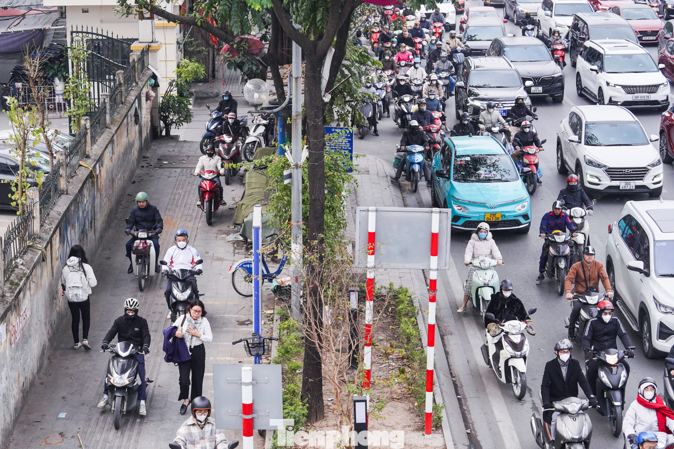 Nhiều xe máy trên đường Nguyễn Chí Thanh leo lên vỉa hè, gây ảnh hưởng đến người đi bộ.