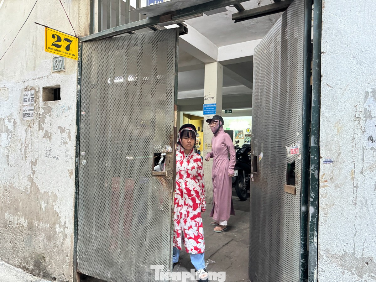 Hầu hết chung cư mini, nhà cao tầng đều kín phòng cho thuê. Điểm chung của các chung cư ở đây là có cổng nhỏ, sân nhà làm nơi chứa xe máy và chỗ ở của gia đình chủ nhà, các căn hộ được bố trí từ tầng 2 trở lên.