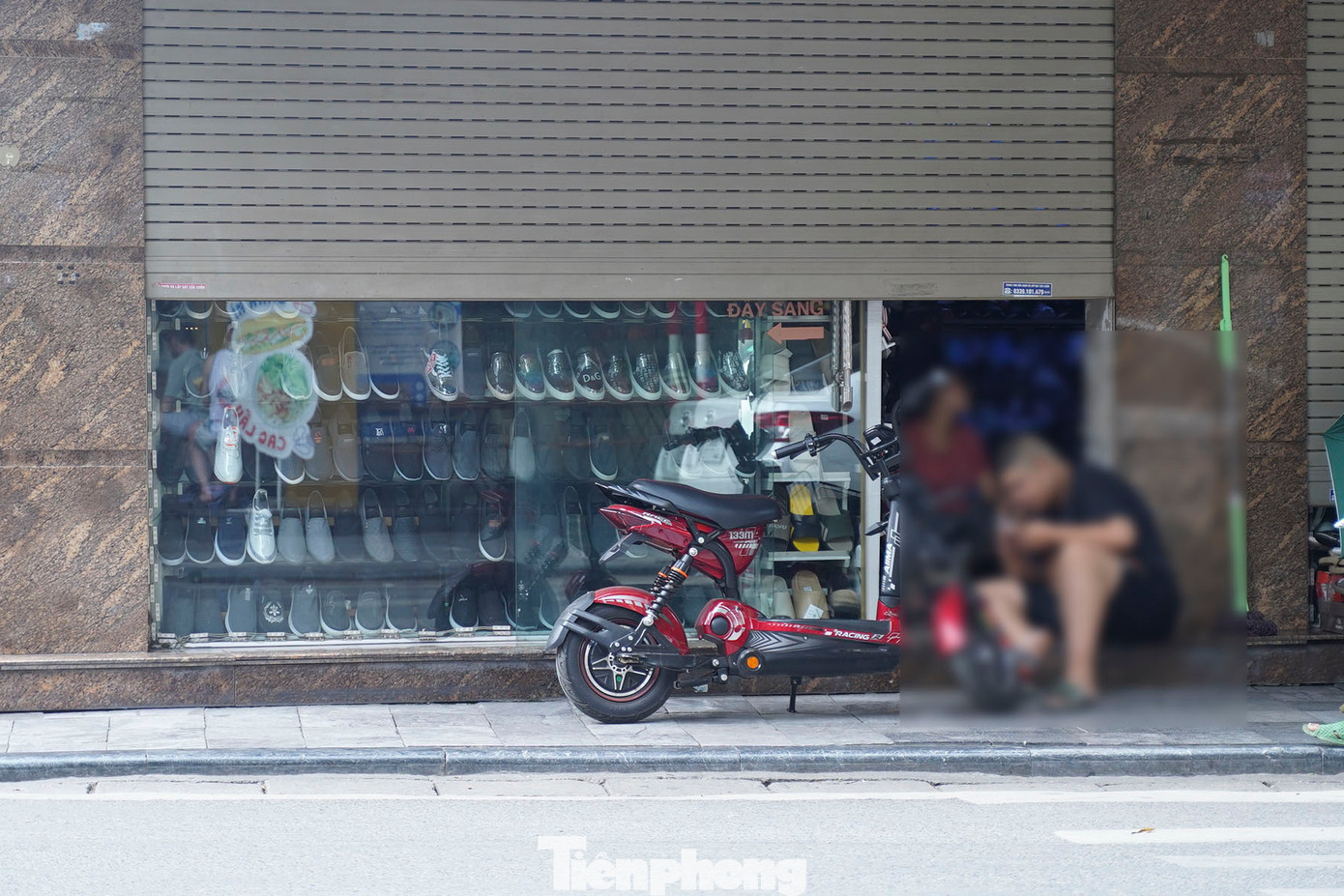 Một số cửa hàng "kinh doanh kín", chỉ mở cửa cho khách quen (Hình ảnh ghi nhận lúc 14h chiều 3/6).