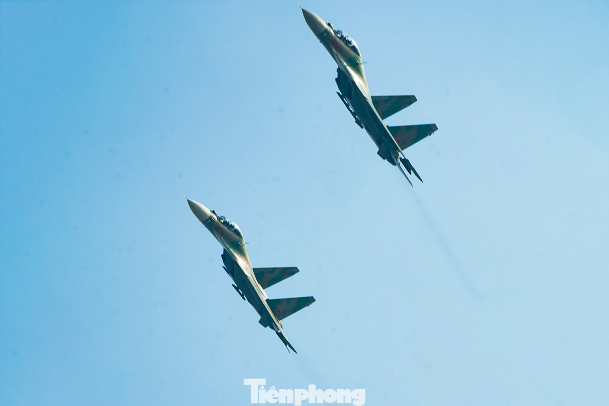 Nhờ hệ thống điều khiển hiện đại giúp các phi công có thể điều khiển máy bay Su-30MK2 &quot;bẻ cua&quot; một cách thuần thục.