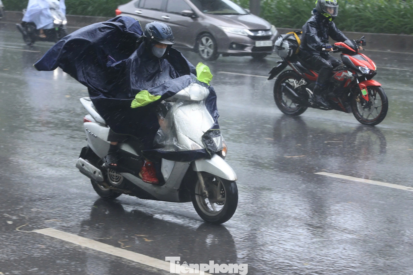 Theo ghi nhận của Tiền Phong, sáng nay (7/9) Hà Nội bắt đầu có mưa và gió mạnh do ảnh hưởng của hoàn lưu bão Yagi.