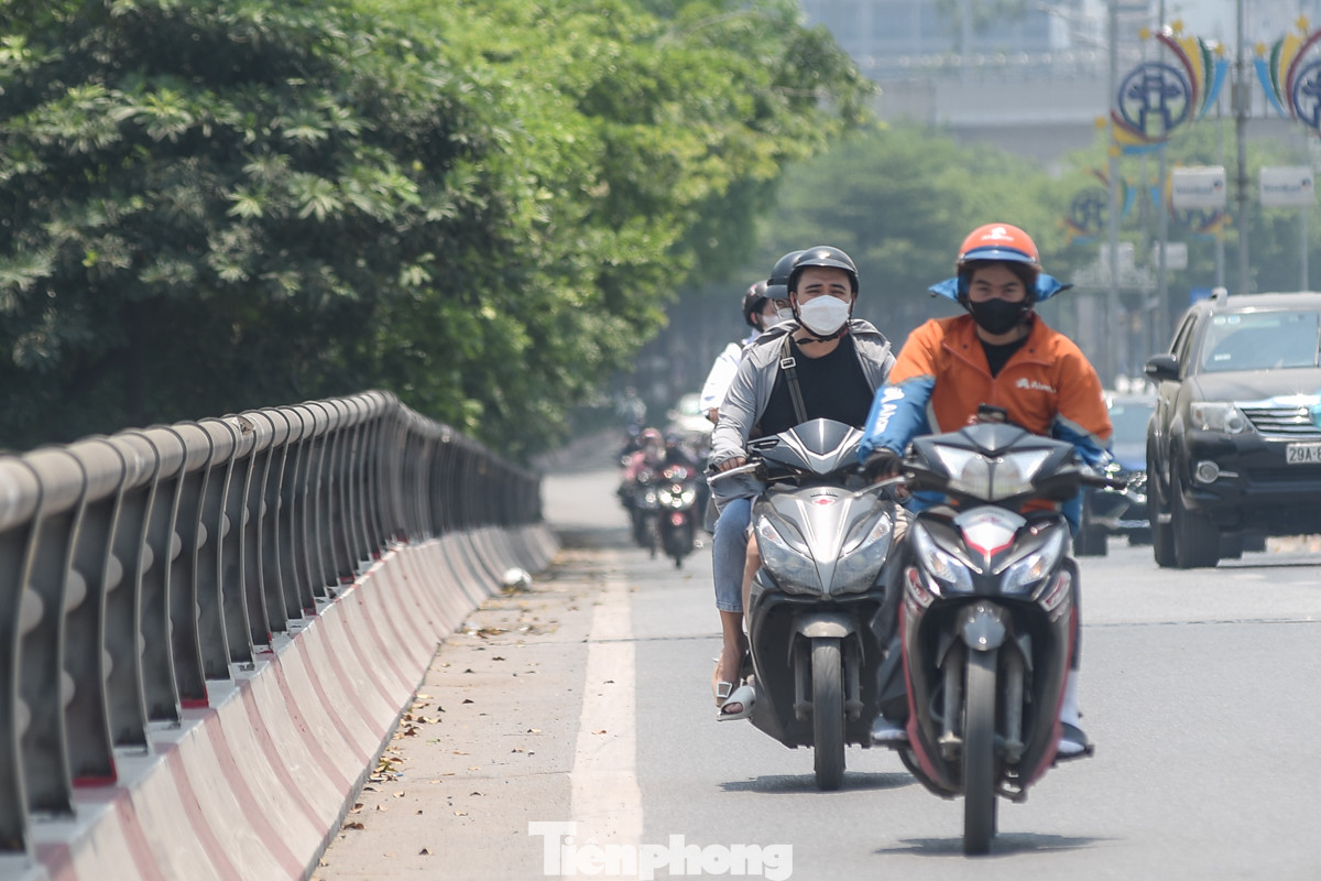 Nhiệt độ ngoài trời trên ngưỡng 40 độ C khiến mọi người vất vả hơn khi di chuyển.