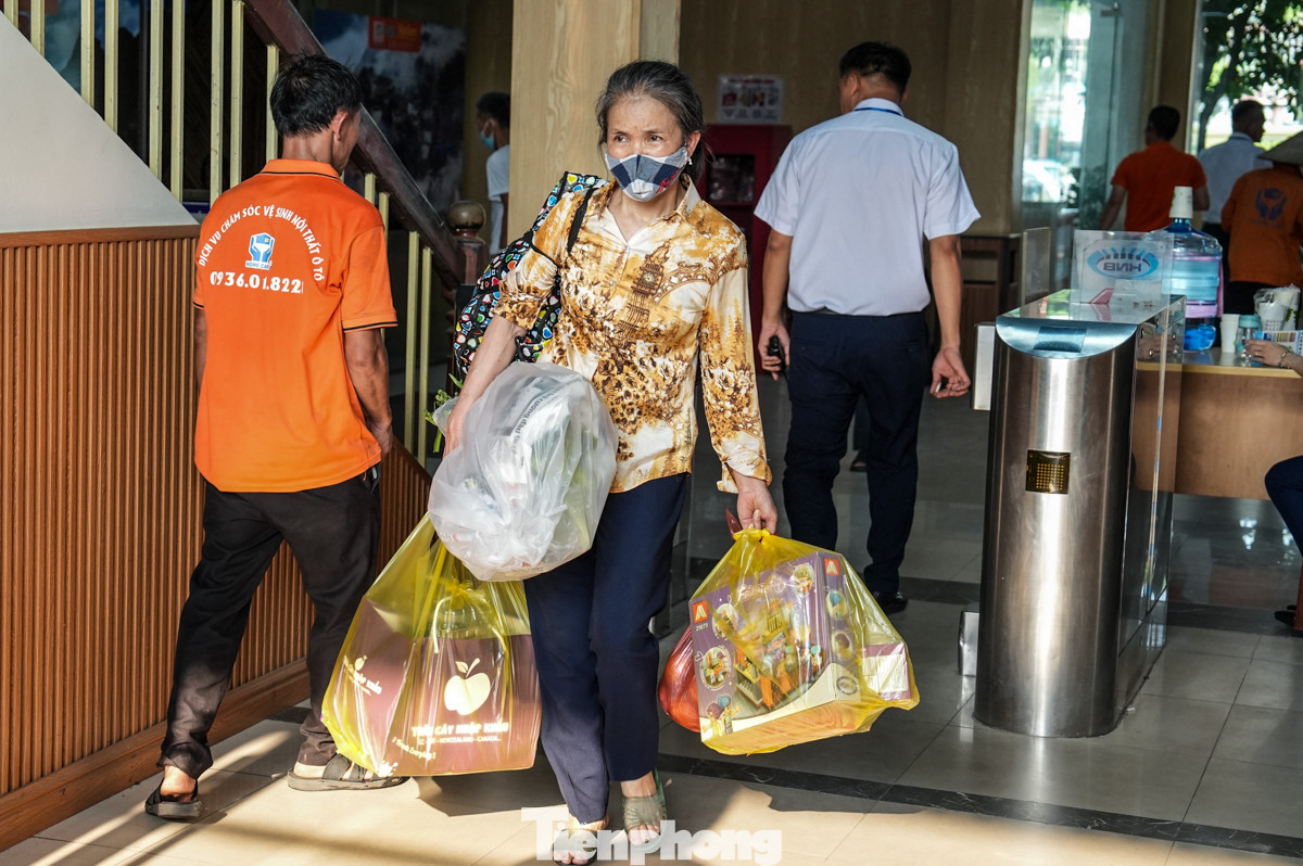 Ghi nhận tại bến xe Mỹ Đình lúc 11 giờ trưa ngày 27/4, thời tiết nắng nóng, một số hành khách ngủ gục tại hàng ghế chờ ở bến.