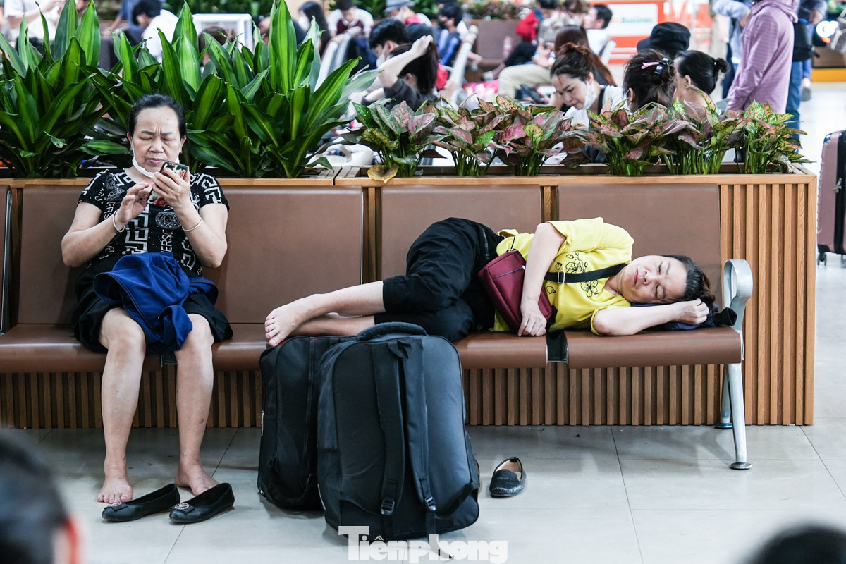 Ghi nhận tại bến xe Mỹ Đình lúc 11 giờ trưa ngày 27/4, thời tiết nắng nóng, một số hành khách ngủ gục tại hàng ghế chờ ở bến.