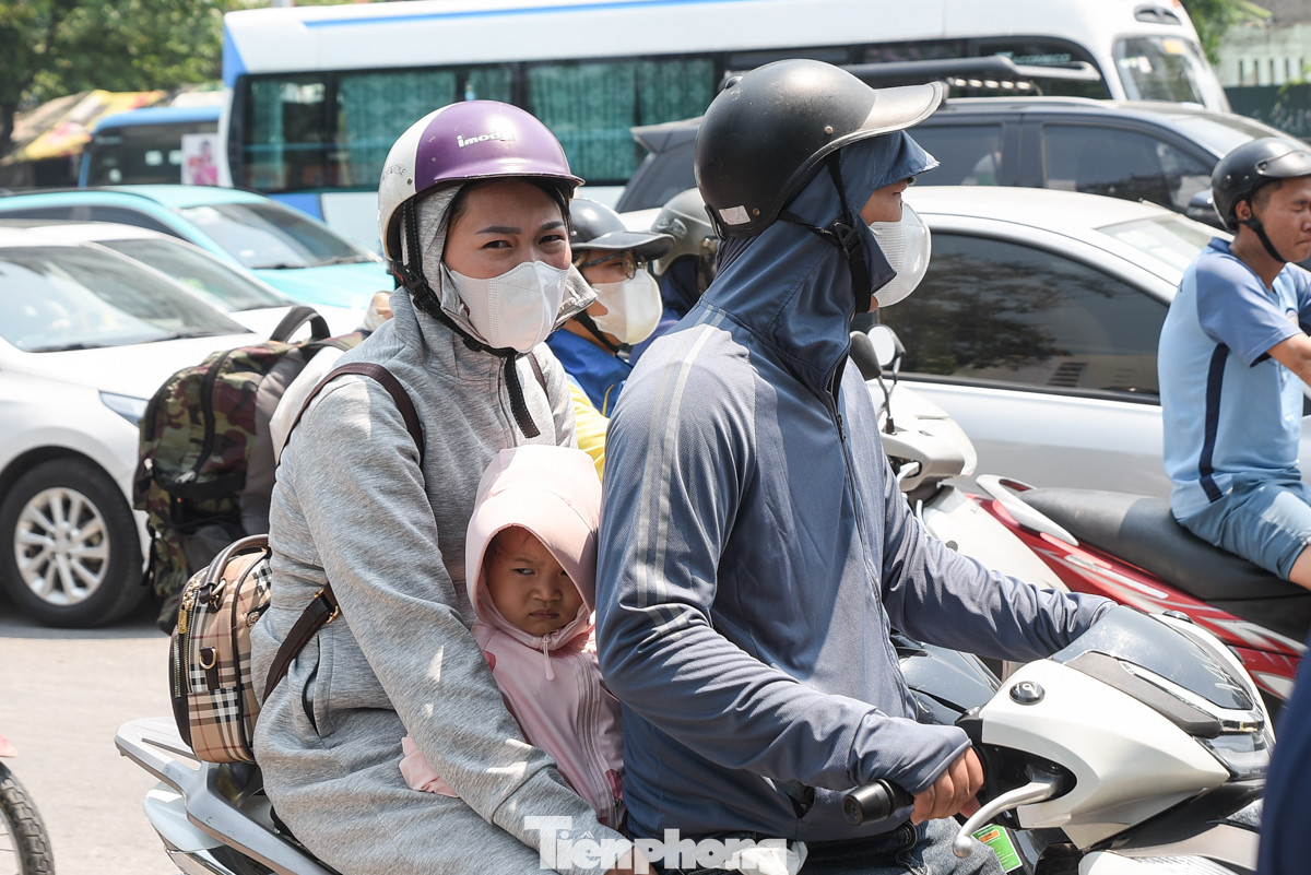 Gia đình chị Lê Thị Quỳnh Anh (Hải Dương) tranh thủ ngày nghỉ đầu tiên để về quê. "Thời tiết thật sự nóng, đi trên đường cảm thấy rất mệt mỏi. Chỉ lo cho con còn bé quá không chịu được cái nắng gay gắt này", chị Quỳnh Anh chia sẻ.