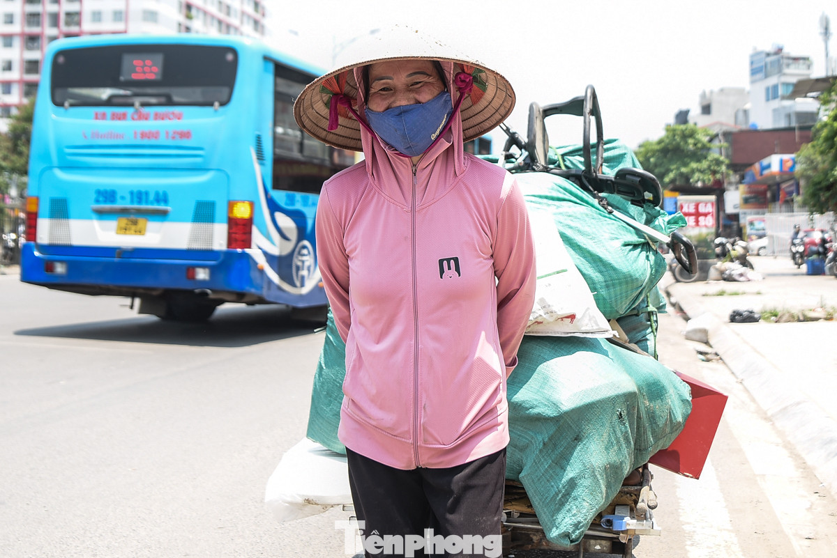Người lao động vất vả mưu sinh dưới trời nắng nóng gay gắt. "Nắng lắm, làm nghề ngoài trời rất mệt, chỉ mong thời tiết dịu lại cho tôi và mọi người thoải mái làm việc", cô Nguyễn Thị Gái chia sẻ.