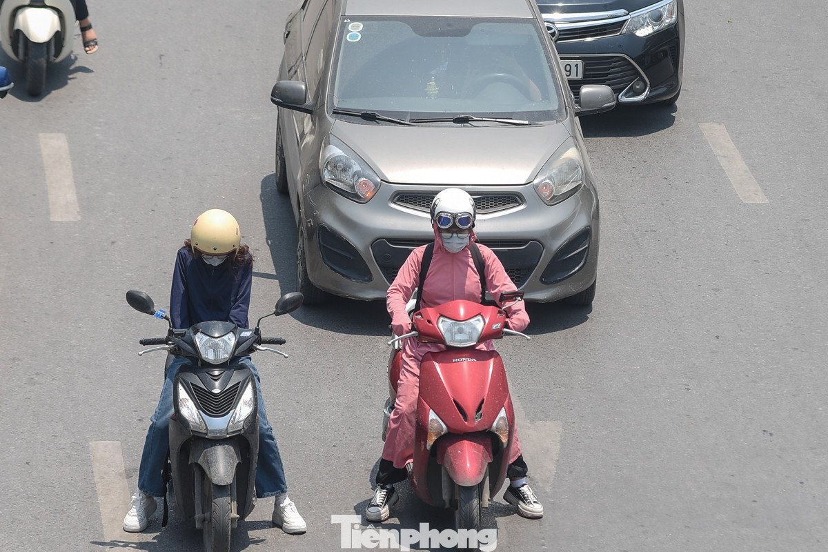 Thời tiết nắng nóng, áo chống nắng trở thành vật bất ly thân với nhiều người, đặc biệt chị em phụ nữ.