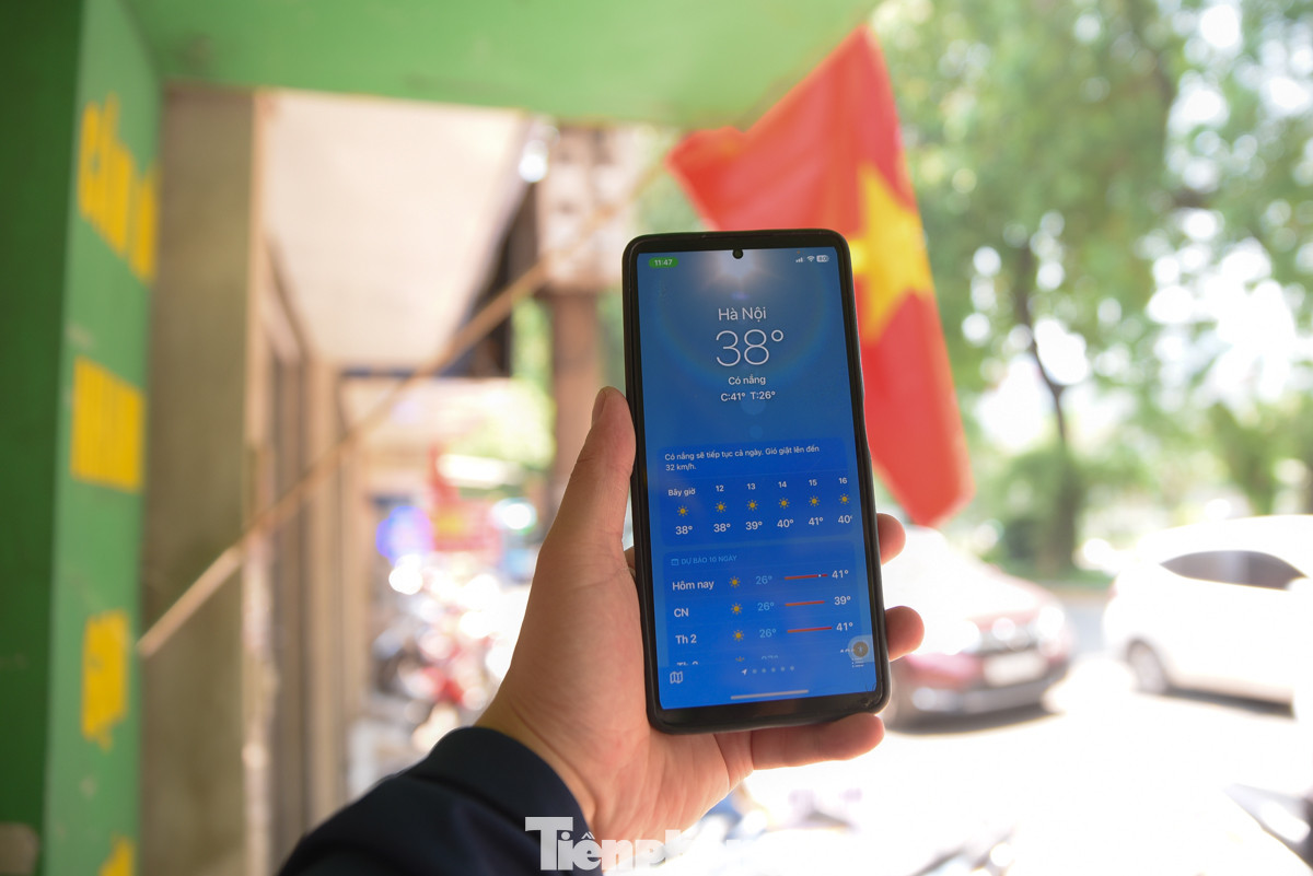 Ghi nhận trên ứng dụng thời tiết lúc 11 giờ ngày 27/4, nhiệt độ ngoài trời là 38 độ C, bầu trời đầy nắng.