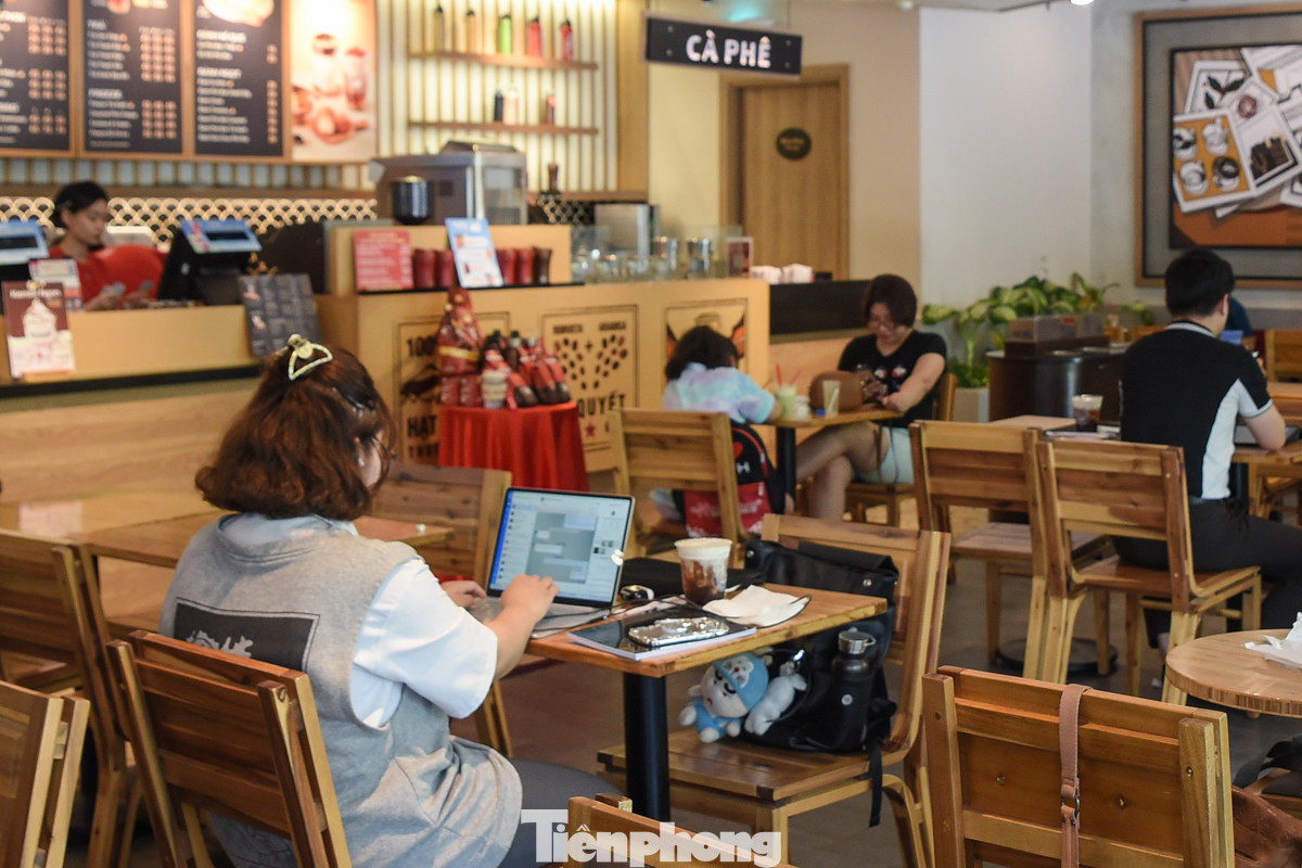 Những quán cà phê có máy lạnh trở thành điểm đến yêu thích của nhiều người trong dịp lễ.