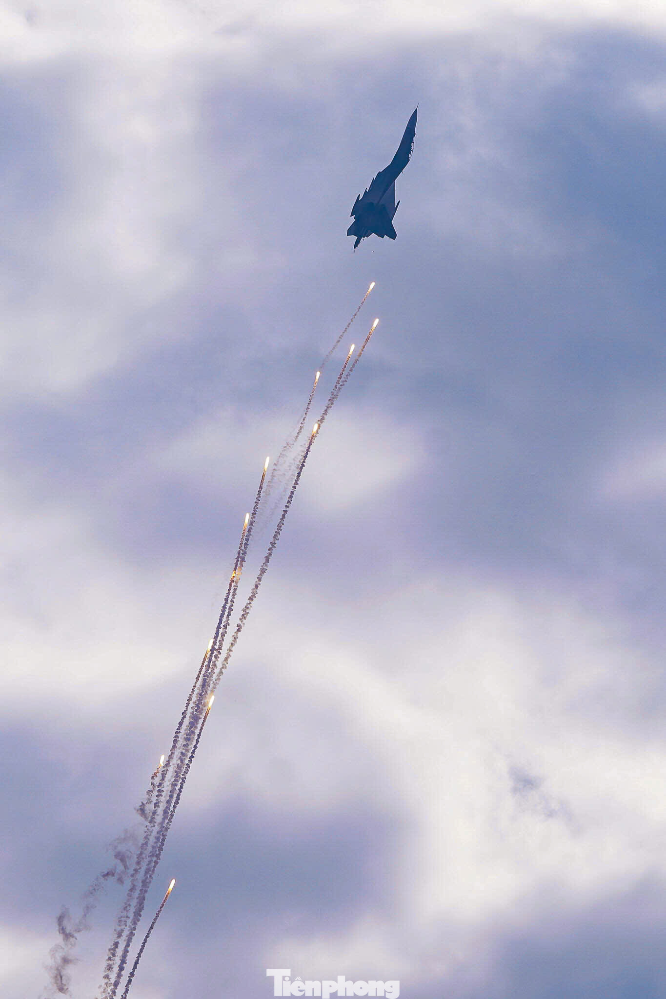 Hệ thống điều khiển hiện đại giúp các máy bay Su-30MK2 bay với đội hình phức tạp. Trong đó có những pha &quot;bẻ cua&quot; thể hiện kỹ năng điêu luyện và sự phối hợp nhuần nhuyễn của các phi công tiêm kích.