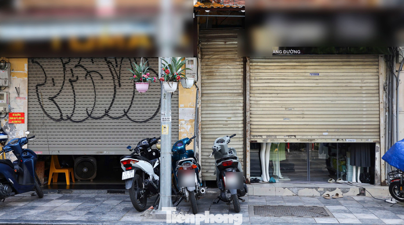 Hàng loạt cửa hàng chỉ mở hé 'nửa cửa'. Hàng loạt cửa hàng chỉ mở hé 'nửa cửa'.