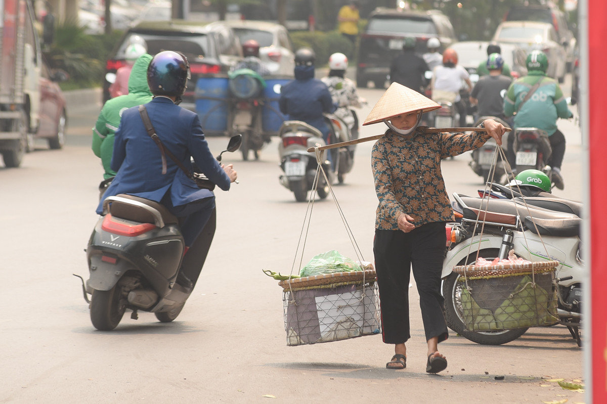 Người lao động vất vả mưu sinh dưới trời nắng nóng gay gắt.