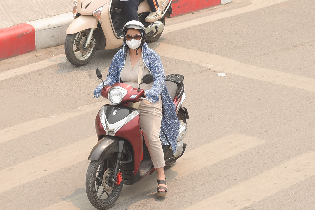 Thời tiết nắng nóng, những chiếc áo chống nắng trở thành vật bất ly thân với nhiều người, đặc biệt chị em phụ nữ.