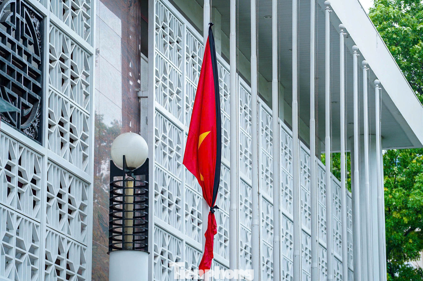 Tại Trung tâm Hội nghị Quốc tế (số 11 Lê Hồng Phong, quận Ba Đình) đã thực hiện việc treo cờ rủ. Tại Trung tâm Hội nghị Quốc tế (số 11 Lê Hồng Phong, quận Ba Đình) đã thực hiện việc treo cờ rủ.