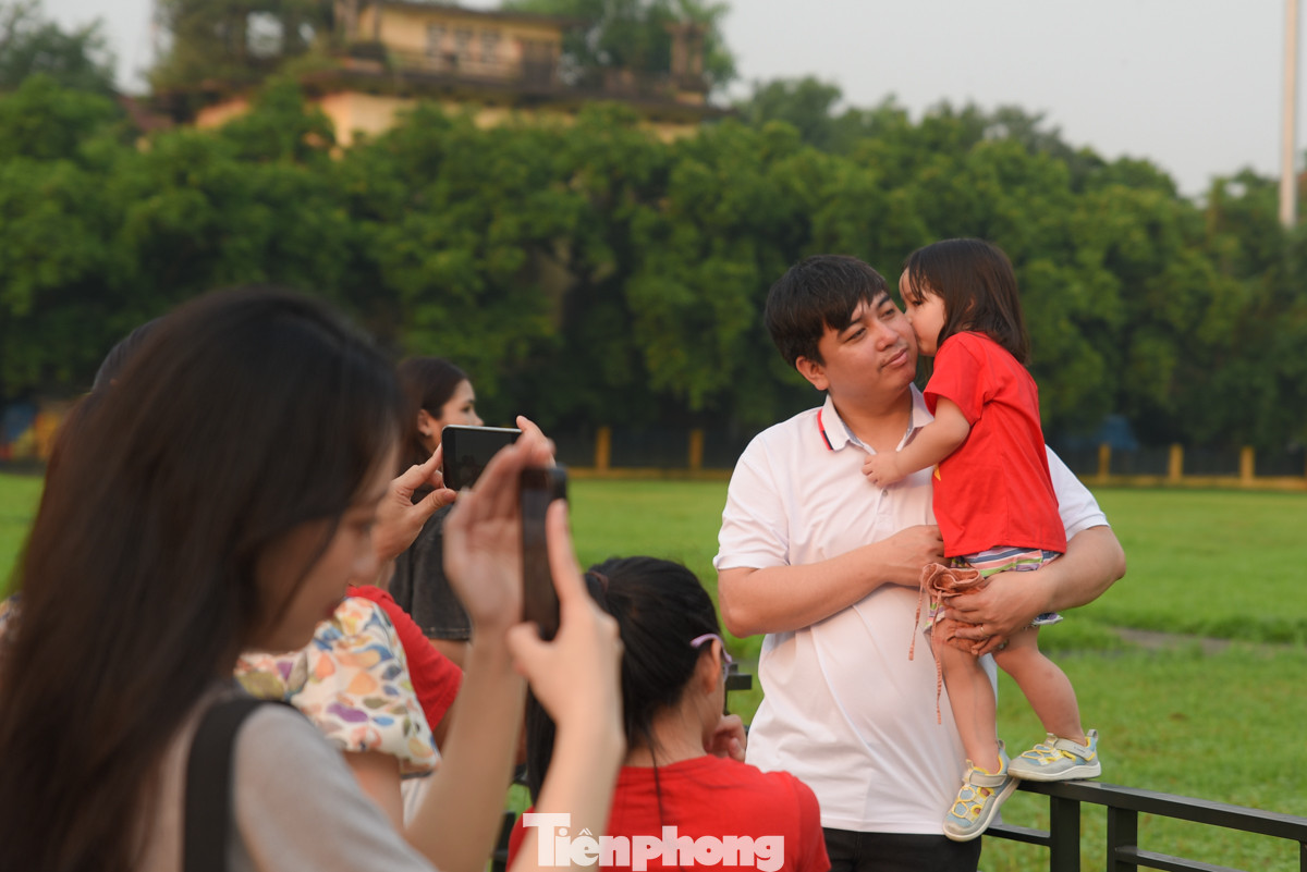 Nhiều bậc phụ huynh đưa con đi từ sáng sớm để xem lễ thượng cờ Tổ quốc và viếng lăng Bác ngày 30/4.