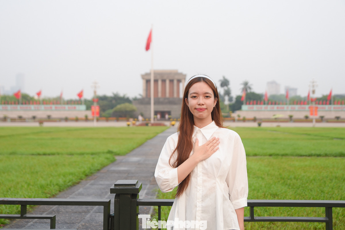 Bạn Hà Tú Chi (Nam Từ Liêm, Hà Nội) chia sẻ: &quot;Mình rất hạnh phúc khi được sống và làm việc trong một đất nước hoà bình, chứng kiến khoảnh khắc thượng cờ trước lăng Bác là mong ước của mình từ lâu và hôm nay đã thành hiện thực&quot;.