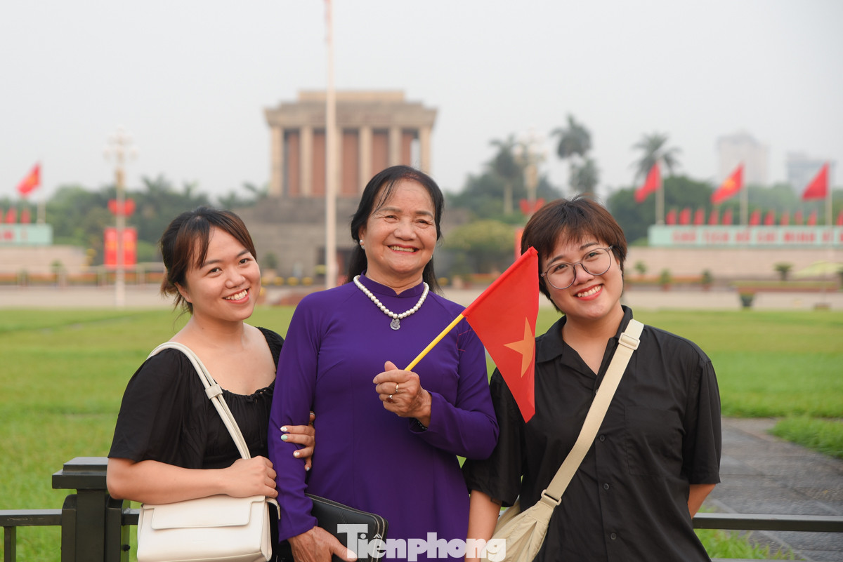 Ba mẹ con không giấu được niềm vui khi ghi lại những tấm hình kỷ niệm trước Quảng trường Ba Đình lịch sử.