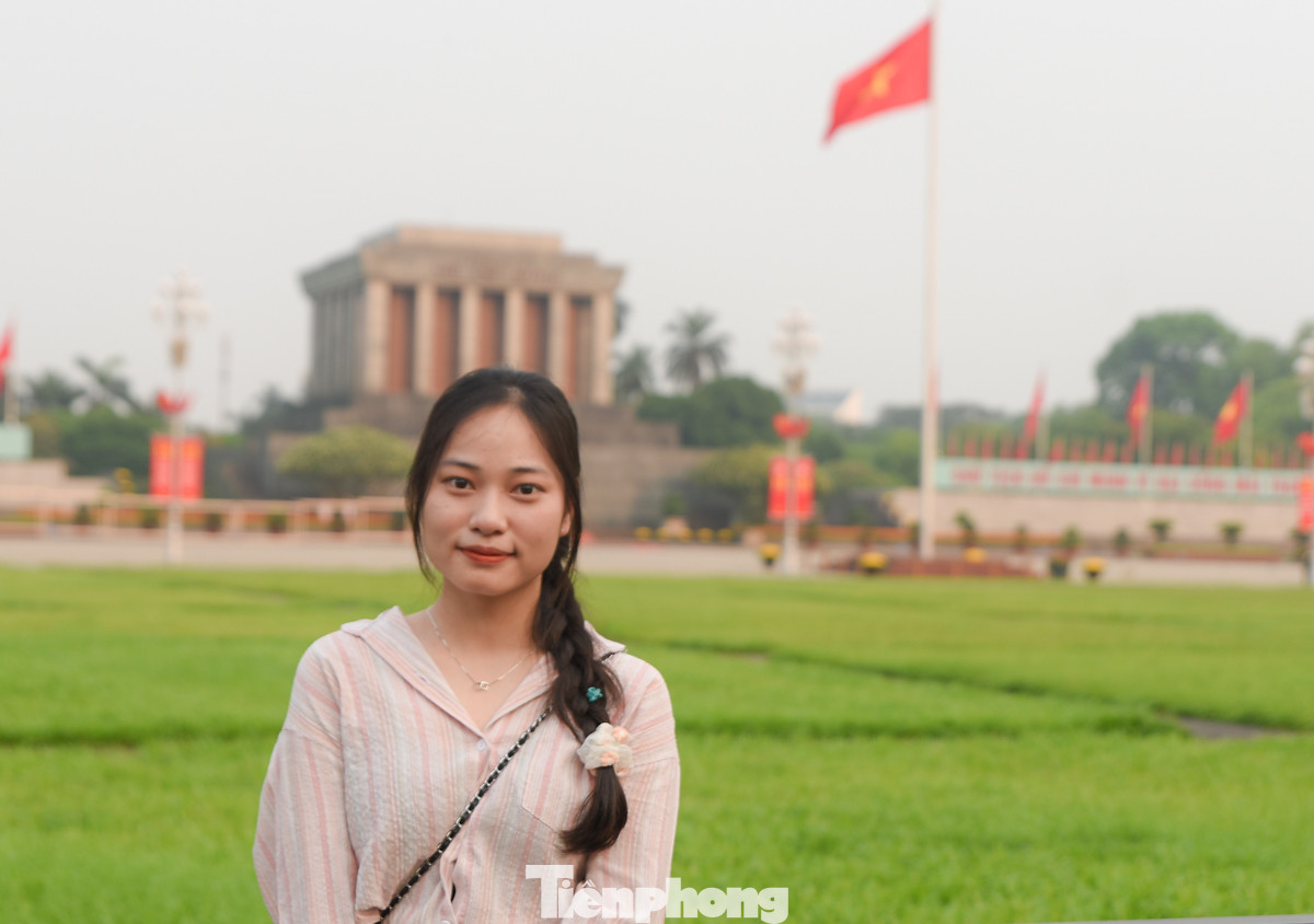 &quot;Là thế hệ sinh ra trong thời bình nên mình rất biết ơn Bác Hồ và những người chiến sĩ, cha ông đã xây dựng đất nước, tạo nên một Việt Nam tuyệt vời như hôm nay. Ghé thăm lăng Bác ngày 30/4 mang đến cho mình cảm xúc bồi hồi, xúc động&quot;, bạn Thuỳ Linh chia sẻ.