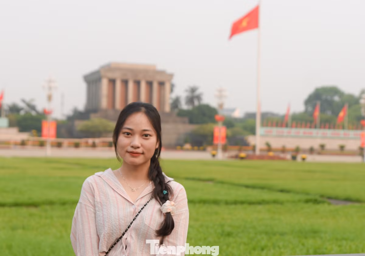 "Là thế hệ sinh ra trong thời bình nên mình rất biết ơn Bác Hồ và những người chiến sĩ, cha ông đã xây dựng đất nước, tạo nên một Việt Nam tuyệt vời như hôm nay. Ghé thăm lăng Bác ngày 30/4 mang đến cho mình cảm xúc bồi hồi, xúc động", bạn Thuỳ Linh chia sẻ.