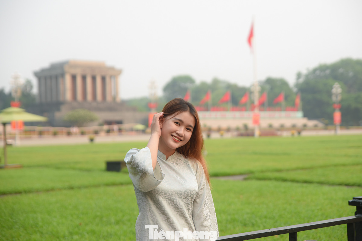 &quot;Là thế hệ sinh ra trong thời bình nên mình rất biết ơn Bác Hồ và những người chiến sĩ, cha ông đã xây dựng đất nước, tạo nên một Việt Nam tuyệt vời như hôm nay. Ghé thăm lăng Bác ngày 30/4 mang đến cho mình cảm xúc bồi hồi, xúc động&quot;, bạn Thuỳ Linh chia sẻ.