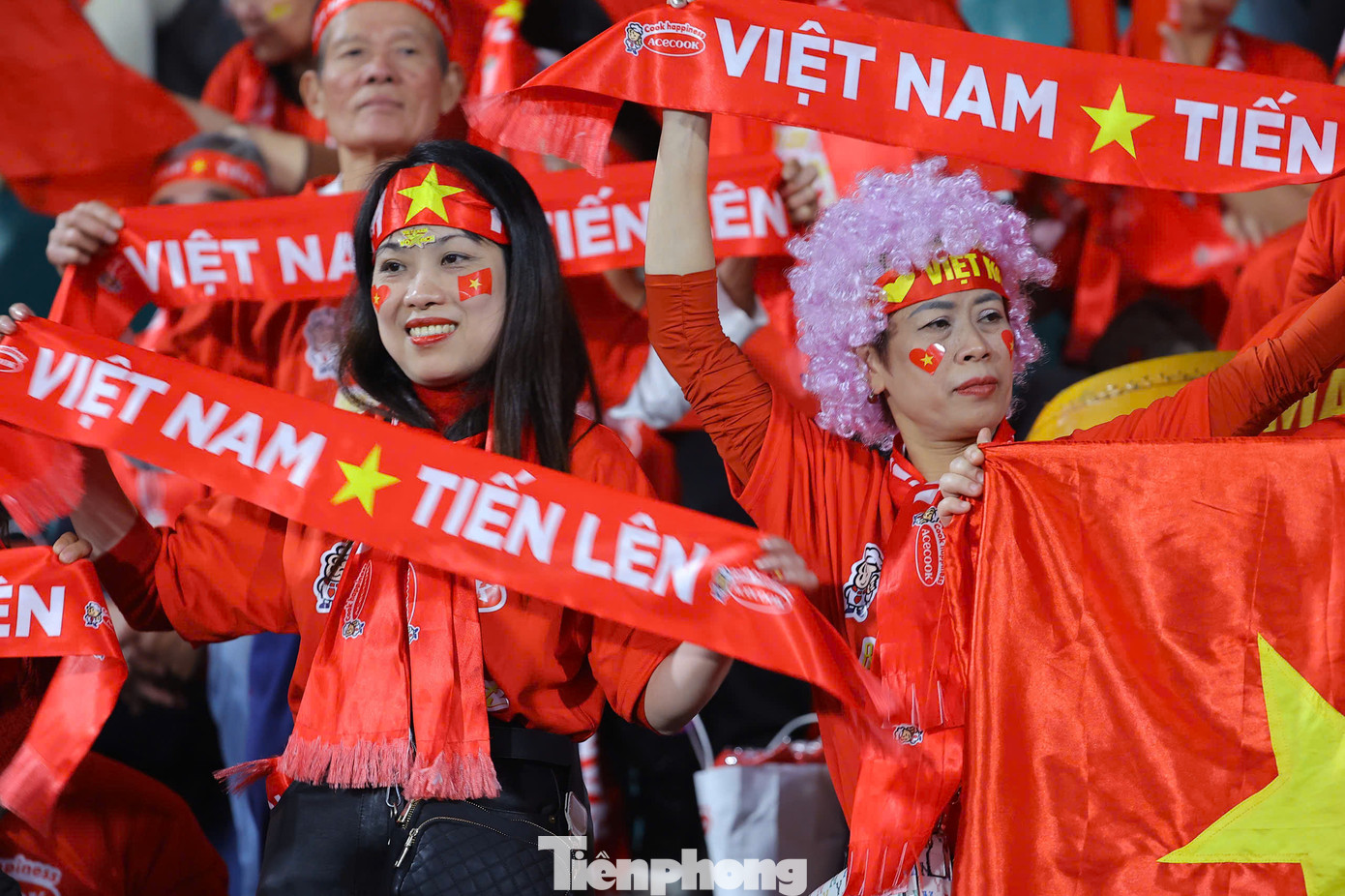 Từ lúc 19h, không khí ngoài sân Việt Trì rất sôi động.